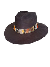 Cargar imagen en el visor de la galería, Sombrero Rodete de Plumas Negro
