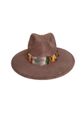 Cargar imagen en el visor de la galería, Sombrero Rodete de Plumas Café
