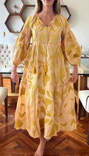 Cargar imagen en el visor de la galería, Vestido Colección Dorado Beige