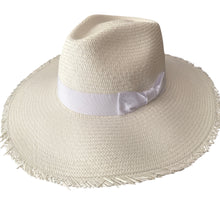 Cargar imagen en el visor de la galería, Sombrero del Mar Marfil Puntas Cortas