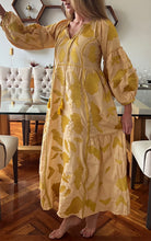 Cargar imagen en el visor de la galería, Vestido Colección Dorado Beige