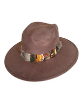 Cargar imagen en el visor de la galería, Sombrero Rodete de Plumas Café