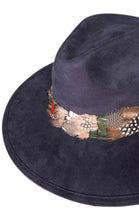 Cargar imagen en el visor de la galería, Sombrero Rodete de Plumas Gamuza Azul Marino