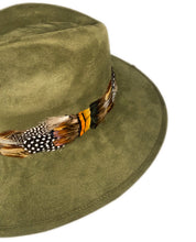 Cargar imagen en el visor de la galería, Sombrero Rodete de Plumas Verde Olivo
