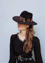 Cargar imagen en el visor de la galería, Sombrero Rodete de Plumas Negro