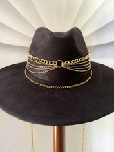 Cargar imagen en el visor de la galería, Cadenas Doradas Gamuza Negro