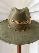 Cargar imagen en el visor de la galería, Cadenas Doradas Gamuza Verde Olivo