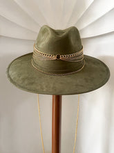 Cargar imagen en el visor de la galería, Cadenas Doradas Gamuza Verde Olivo