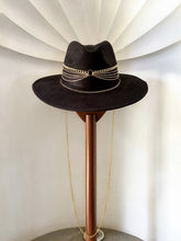 Cargar imagen en el visor de la galería, Cadenas Doradas Gamuza Negro