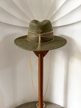 Cargar imagen en el visor de la galería, Cadenas Doradas Gamuza Verde Olivo