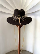 Cargar imagen en el visor de la galería, Cadenas Doradas Gamuza Negro