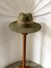 Cargar imagen en el visor de la galería, Cadenas Doradas Gamuza Verde Olivo