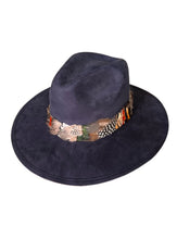 Cargar imagen en el visor de la galería, Sombrero Rodete de Plumas Gamuza Azul Marino

