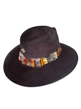 Cargar imagen en el visor de la galería, Sombrero Rodete de Plumas Negro
