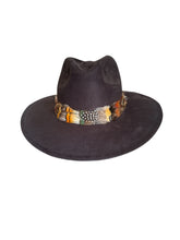 Cargar imagen en el visor de la galería, Sombrero Rodete de Plumas Negro
