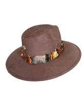 Cargar imagen en el visor de la galería, Sombrero Rodete de Plumas Café
