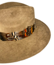 Cargar imagen en el visor de la galería, Sombrero Rodete de Plumas Aceituna

