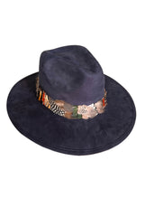 Cargar imagen en el visor de la galería, Sombrero Rodete de Plumas Gamuza Azul Marino

