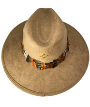 Cargar imagen en el visor de la galería, Sombrero Rodete de Plumas Aceituna
