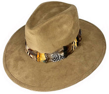 Cargar imagen en el visor de la galería, Sombrero Rodete de Plumas Aceituna
