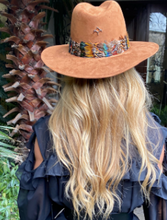 Cargar imagen en el visor de la galería, Sombrero Rodete de Plumas Camel
