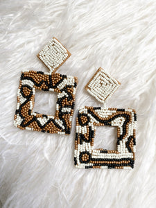 Aretes Geométricos Café/Blanco